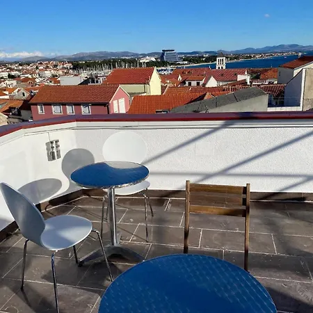 Charmante In Mit Schoener Terrasse Vodice