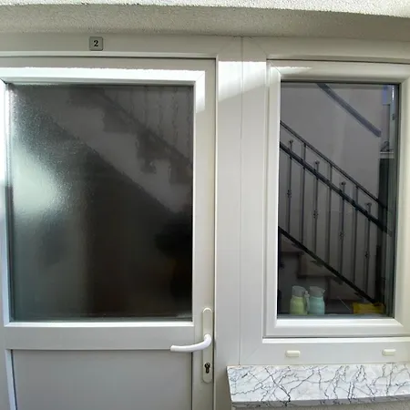 Apartment Charmante In Mit Schoener Terrasse Vodice